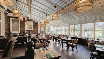 Desayuno buffet todos los días (GBP 15.00 por persona)