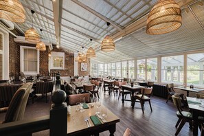 Petit déjeuner buffet (15.00 GBP par personne)