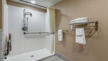 Un baño moderno con cabina de ducha, toallero y retrete.
