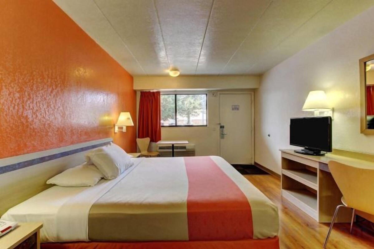 Guest Room with 1 Full Bed and Roll in Shower-Accessible