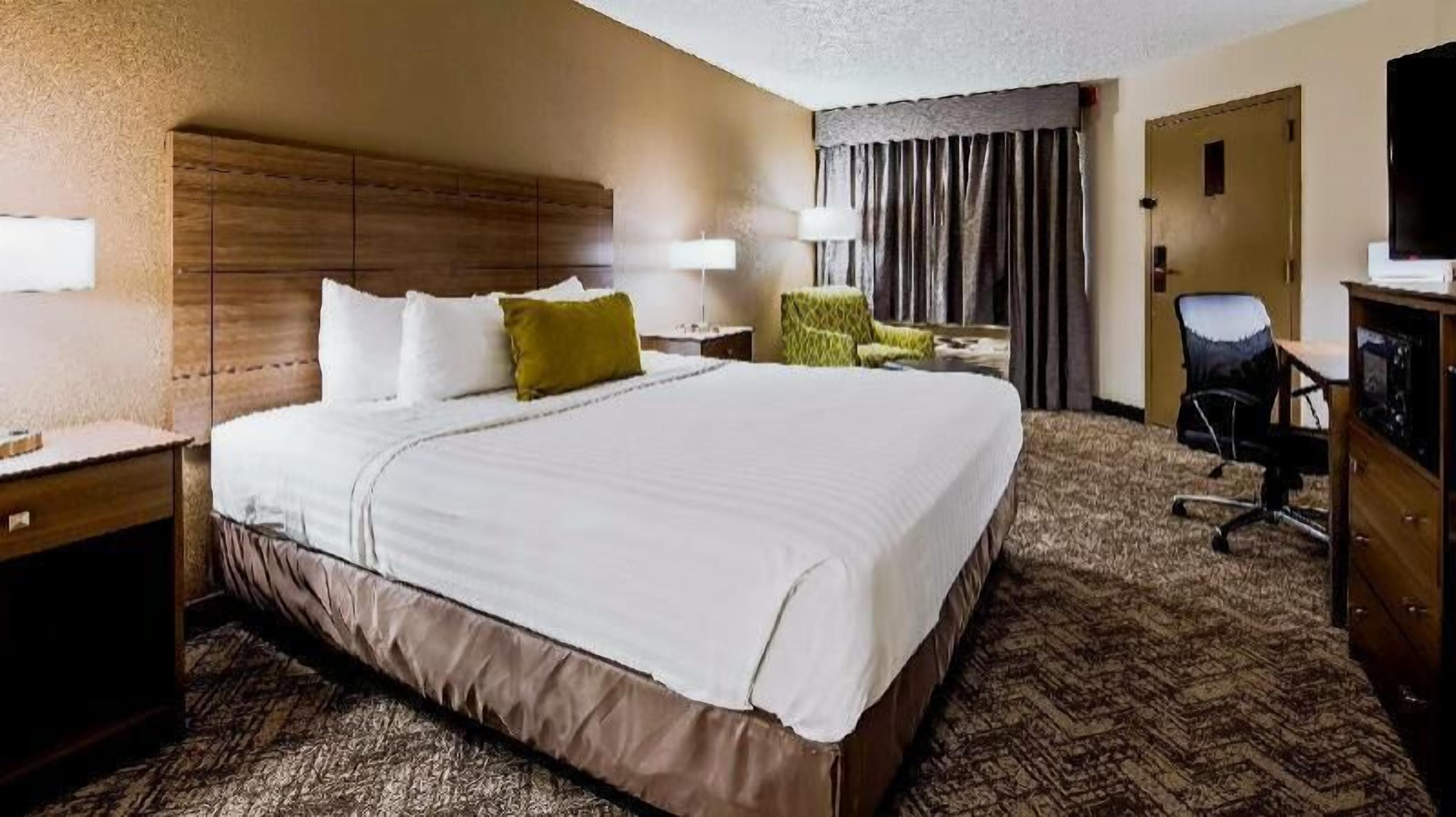 In-room safe, desk, laptop workspace, iron/ironing board