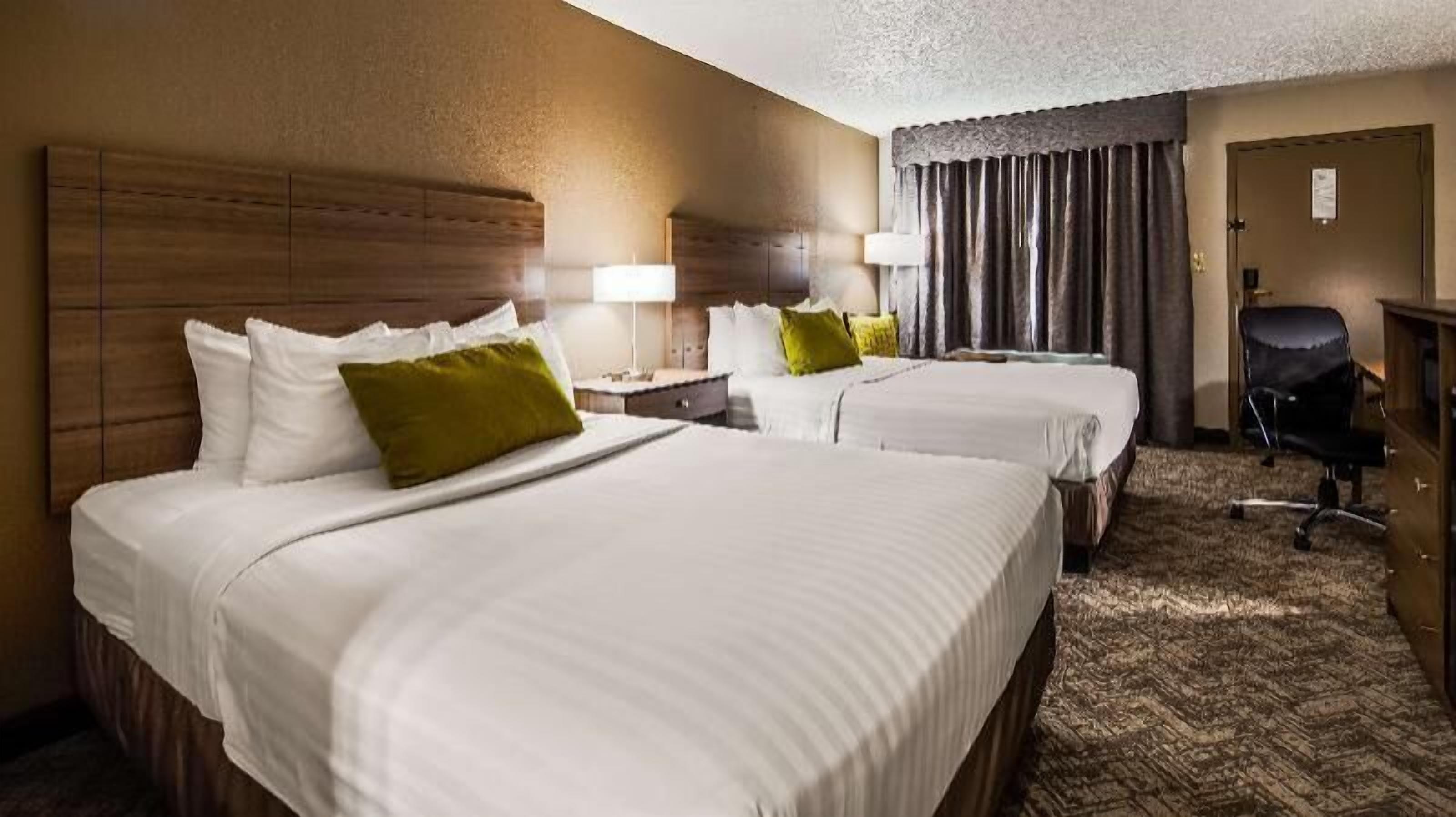In-room safe, desk, laptop workspace, iron/ironing board