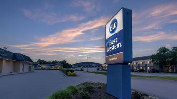 Segnaletica di un hotel Best Western, con cielo sereno sullo sfondo.