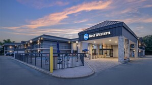 A Best Western hotel with a modern design, featuring multiple levels and a prominent entrance. - Best Western Center Inn (Virginia Beach)