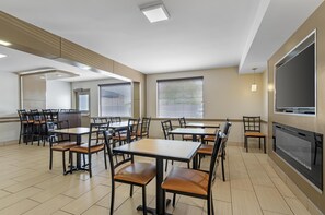 Desayuno completo gratuito y diario