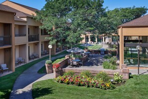 Terrace/patio - Courtyard by Marriott Detroit Dearborn (Dearborn)