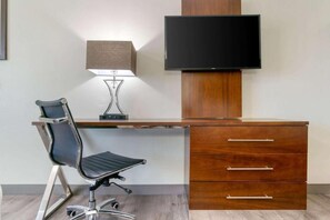 Safe på rommet, skrivebord, strykejern/-brett og wi-fi (inkludert)