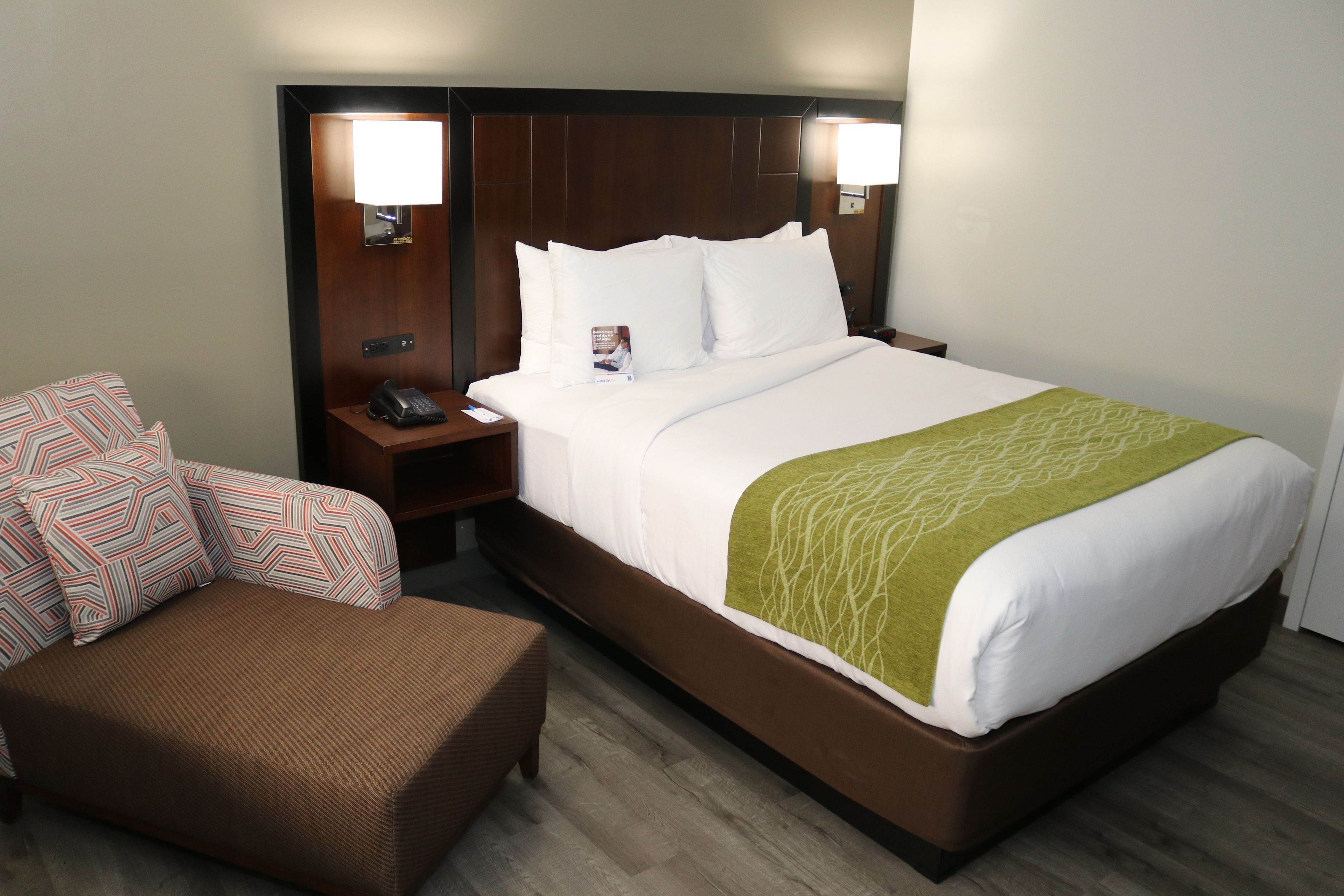 標準客房, 1 張加大雙人床, 非吸煙房 | 客房內保險箱、書桌、熨斗/熨衣板、折疊床/加床