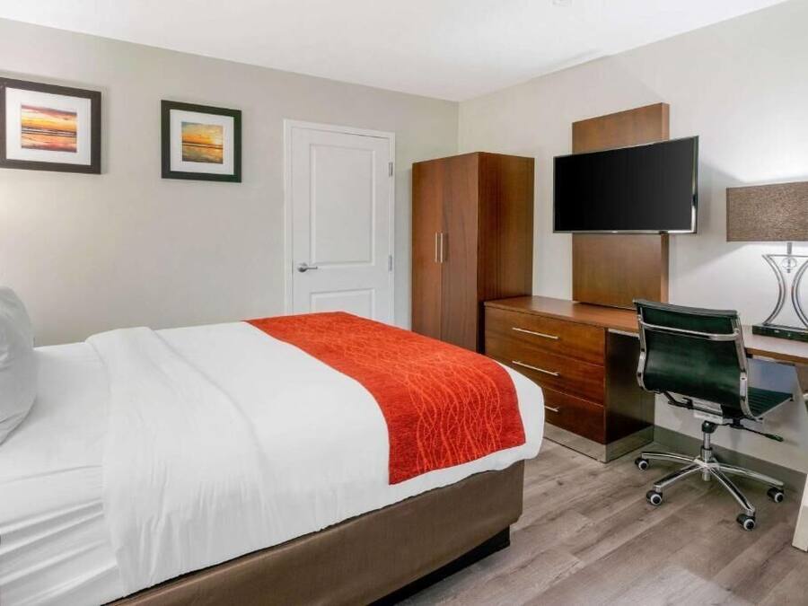 Coffres-forts dans les chambres, bureau, fer et planche à repasser