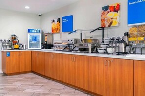 Free daily full breakfast  - Antioch Inn and Suites (Antioch)