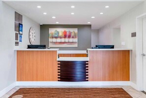 Lobby - Antioch Inn and Suites (Antioch)