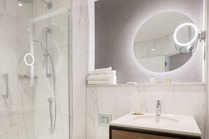 Combined shower/bathtub, free toiletries, hair dryer, towels - DoubleTree by Hilton London Elstree (Borehamwood)
