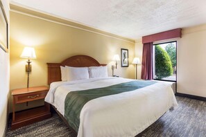 مكتب وستائر تعتيم وتجهيزات عازلة للصوت ومكواة/لوح كي