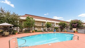 Outdoor pool, open 10 AM to 10 PM, pool umbrellas, sun loungers - Quality Inn (Chattanooga)