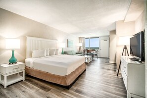 Suite, varias camas, balcón, frente al océano (Kid's Suite with Bunk Beds) | Tabla de planchar con plancha y ropa de cama