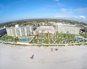 On the beach - Perry's Ocean Edge Resort (Daytona Beach Shores)