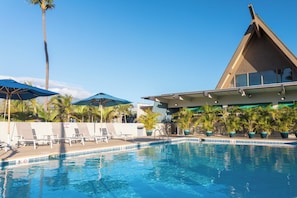 Piscine extérieure, chaises longues