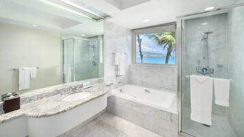 Regadera, amenidades de baño gratuitas, secadora de cabello, toallas