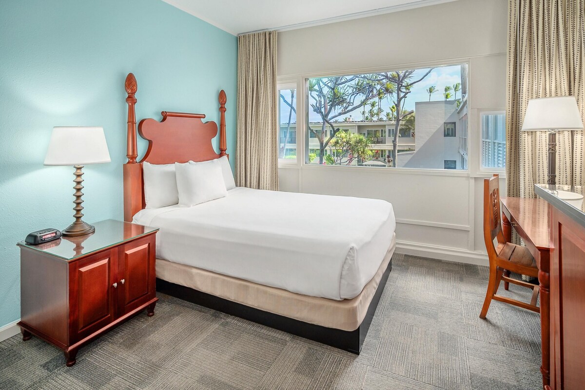 Standard Room, 1 Queen Bed, Accessible | Desk, laptop workspace, blackout curtains, iron/ironing board