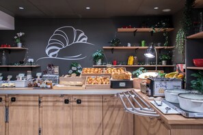 Päivittäinen buffetaamiainen (13.9 EUR per henkilö)