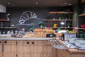 Päivittäinen buffetaamiainen (13.9 EUR per henkilö)
