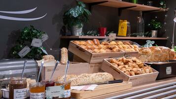 Desayuno buffet diario (EUR 13.9 por persona)
