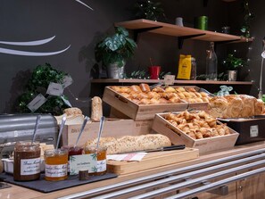Desayuno buffet diario (EUR 13.9 por persona)