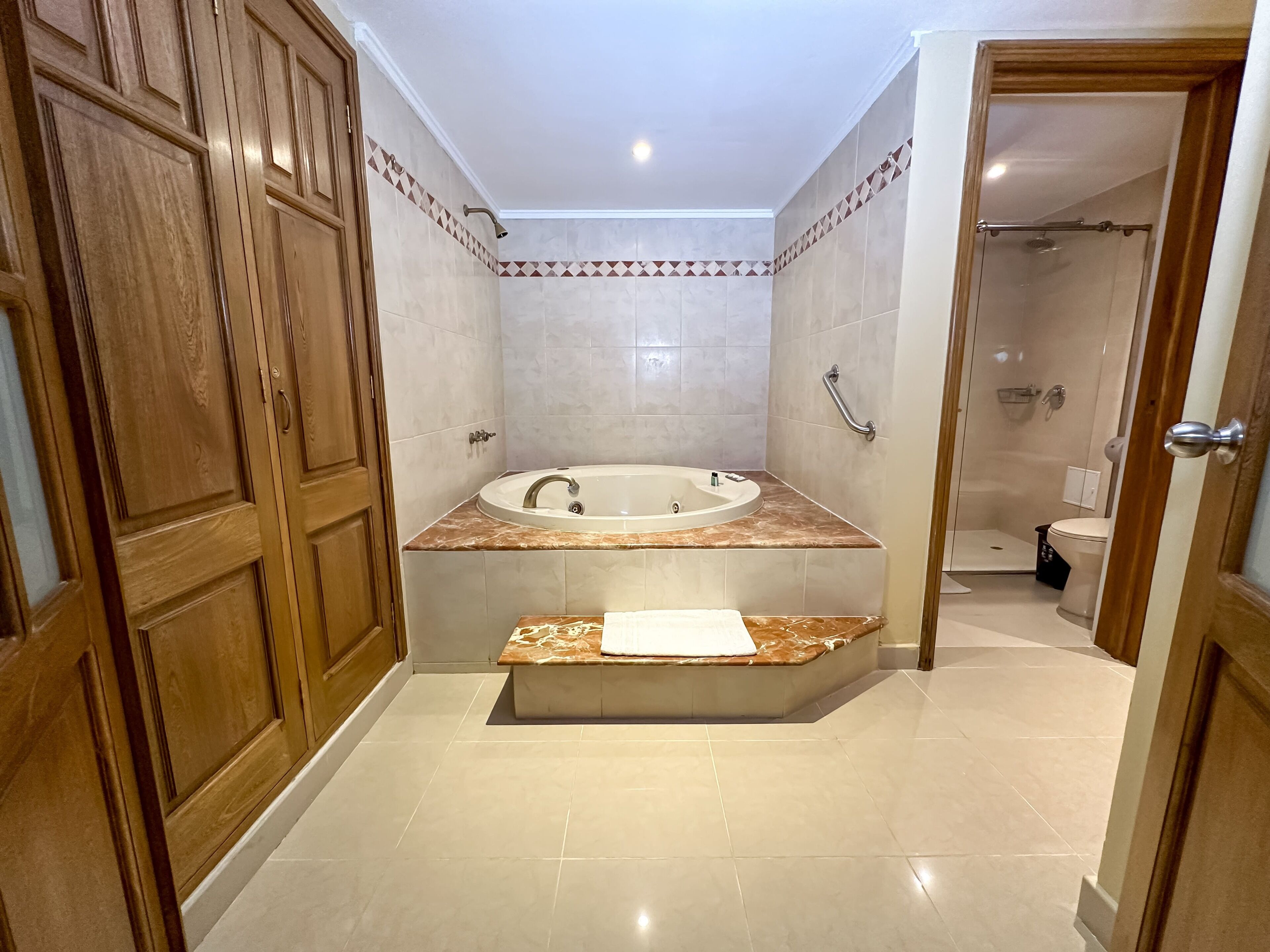 executive suite | bathroom | free toiletries, hair dryer, towels, soap