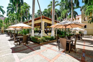 Frühstück, Mittagessen, internationale Küche, Blick auf den Pool 