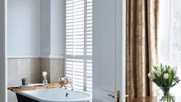 Luxury Studio Suite (1 Four Poster Bed) | Bathroom | Designer toiletries, hair dryer, bathrobes, slippers