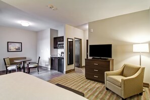 Standardzimmer, 1 King-Bett, Nichtraucher, Balkon | Wohnzimmer | Fernseher