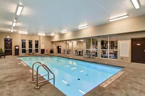 Piscine couverte, chaises longues