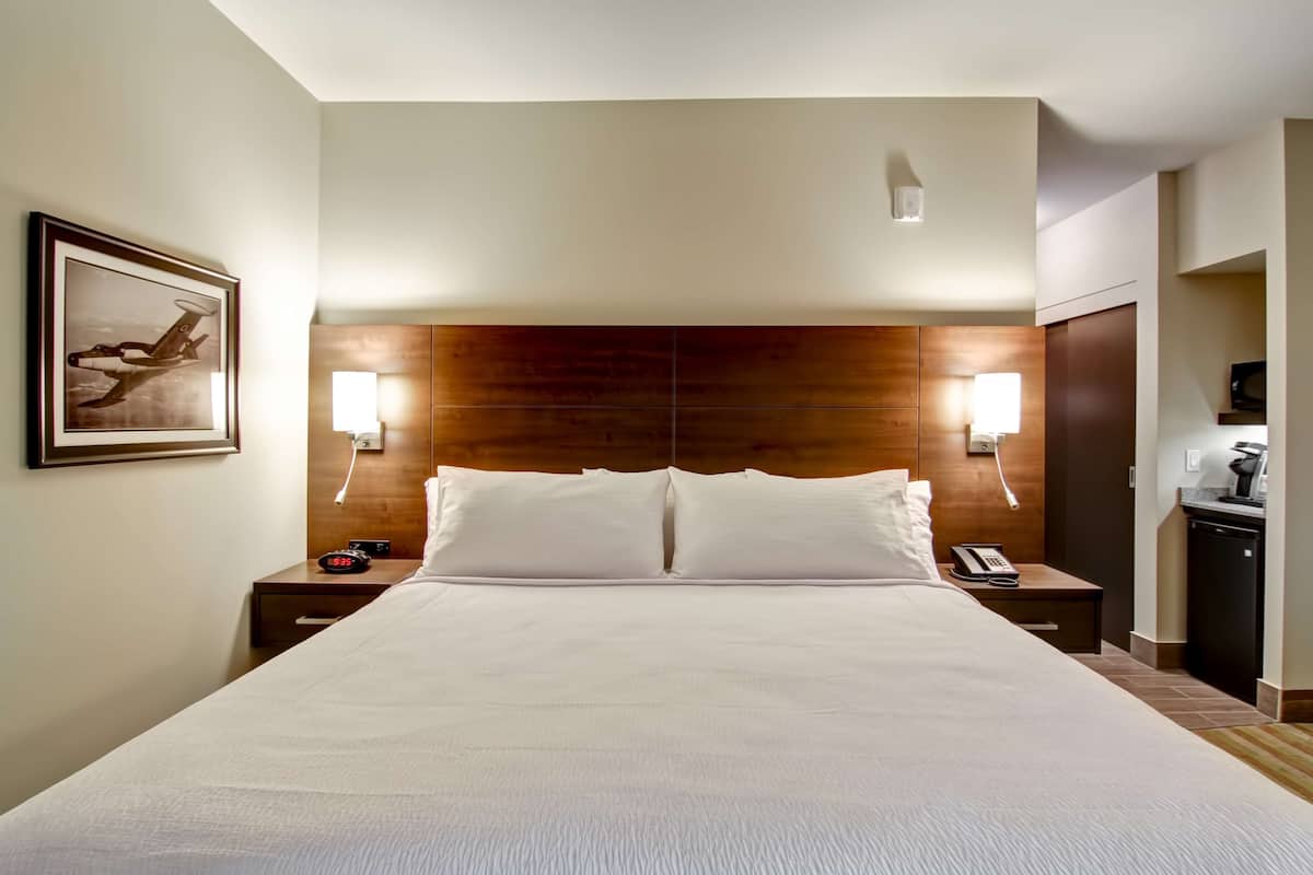 Escritorio, tabla de planchar con plancha, wifi gratis y ropa de cama