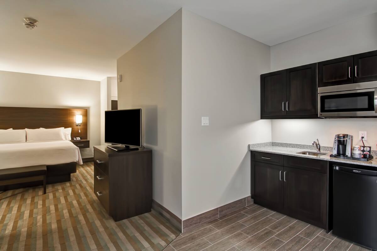 standard room, 1 king bed, non smoking, balcony | private kitchenette | fridge, microwave, coffee/tea maker