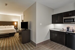 Standard Room, 1 King Bed, Non Smoking, Balcony | Private kitchenette | Fridge, microwave, coffee/tea maker