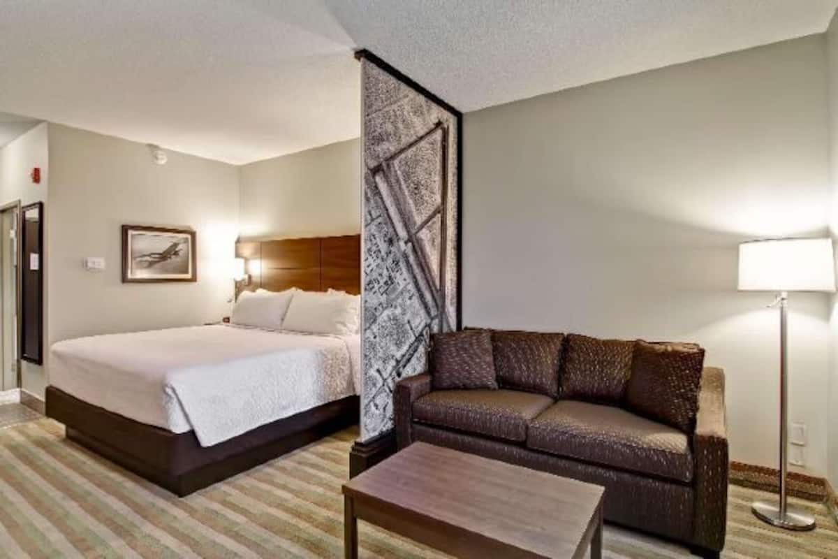 Daunenbettdecken, Schreibtisch, laptopgeeigneter Arbeitsplatz