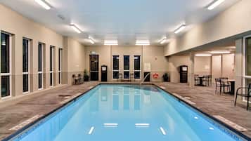 Piscina interna, espreguiçadeiras