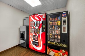 Máquina expendedora con el logotipo de Coca-Cola y una etiqueta que indica opciones saludables.
