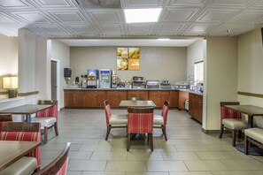 Café da manhã com buffet grátis todos os dias