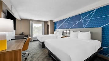 Suite, plusieurs lits, non-fumeurs (Efficiency, Upgrade) | Coffres-forts dans les chambres, fer et planche Ă repasser