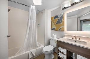 Quarto standard, 2 camas Queen, para não fumantes | Cofres nos quartos, ferros/tábuas de passar roupa, Wi-Fi de cortesia
