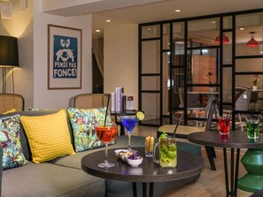 Sert le petit déjeuner, le déjeuner et le dîner