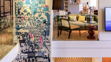 Serves breakfast, lunch, and dinner