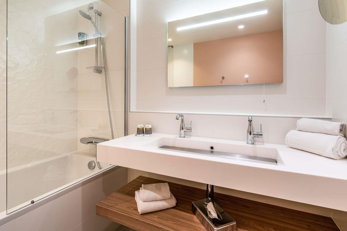 Seprai premium, selimut bulu angsa, bantalan ekstra lembut, dan minibar