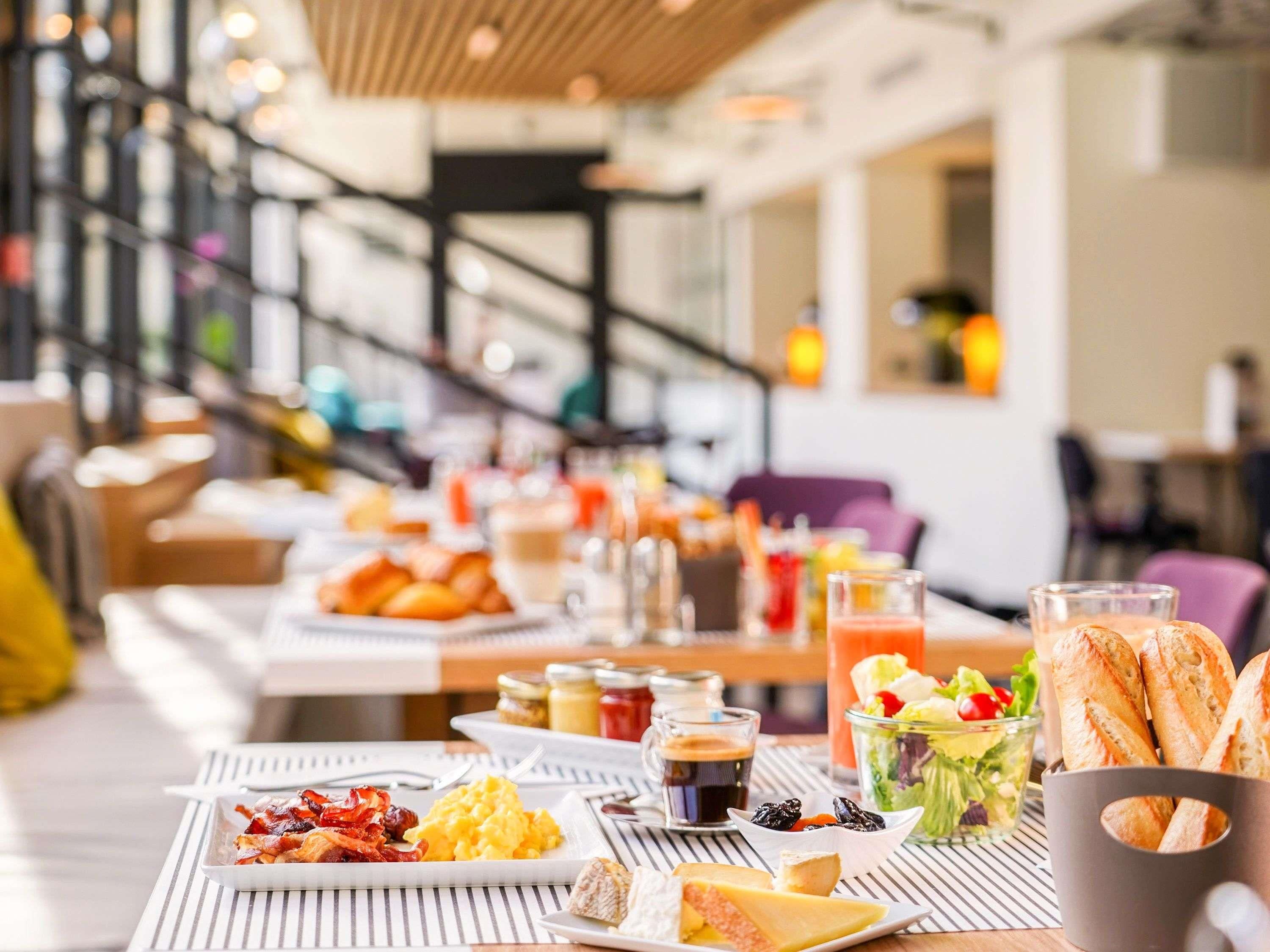 Un bufé de desayuno con diversas opciones de comida y bebidas.