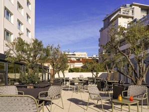 Serves breakfast, lunch and dinner - Mercure Marseille Centre Prado Vélodrome (Marseille)