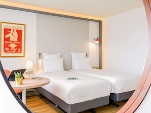 A modern hotel room with a bed, bedside tables, a small desk, and a potted plant. - Mercure Marseille Centre Prado Vélodrome (Marseille)
