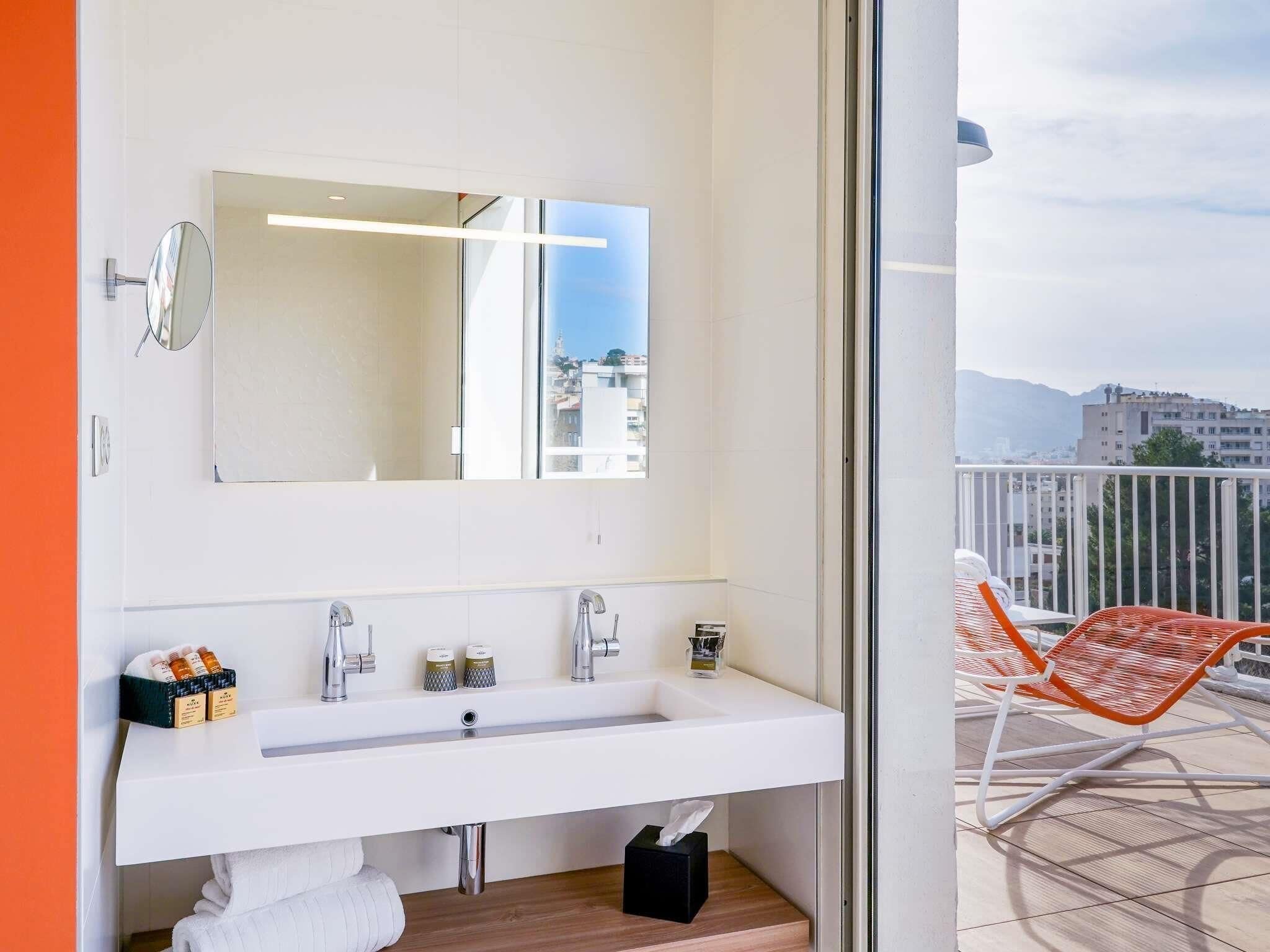 Suite Junior, 1 très grand lit, terrasse, vue ville | Literie de qualité supérieure, couette en duvet d'oie, surmatelas