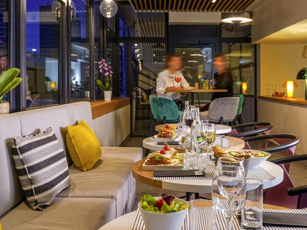 Serviert Frühstück, Mittagessen und Abendessen