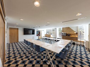 A modern conference room with a large table, chairs, and a flat-screen TV. - Mercure Marseille Centre Prado Vélodrome (Marseille)